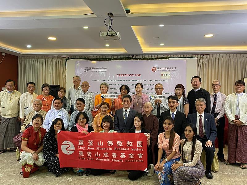 台灣靈鷲山慈善基金會、衛福部桃園醫院、緬甸肝臟基金會於捐贈典禮全體合照。